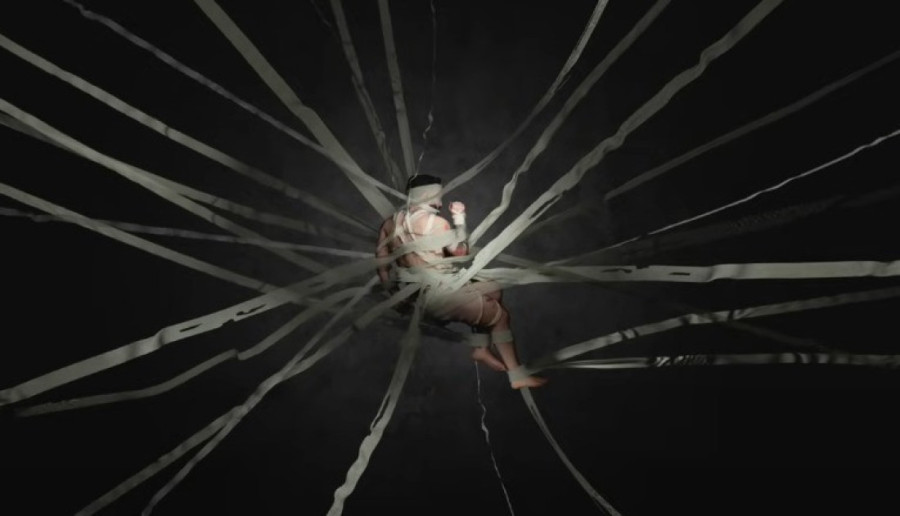 Filip Mitrović nepomično leži u zavojima na podu! Sav u modricama, oči mu pune suza (FOTO)