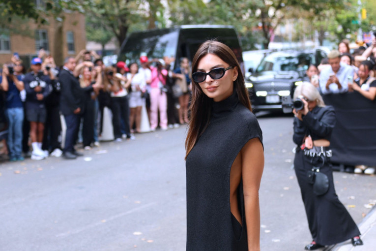 Smela haljina sa ogromnim izrezom pokupila svu pažnju: Emili Ratajkovski pršti od samopouzdanja (FOTO)