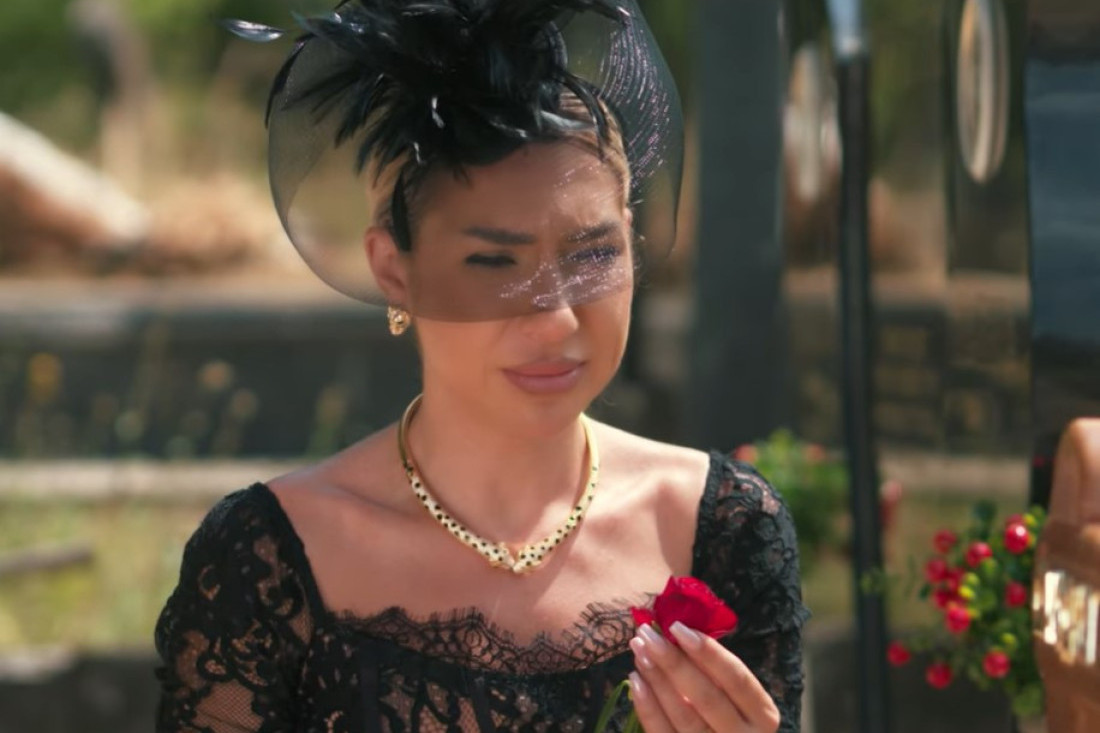 Šok snimci: Jovana Jeremić na grobu svog oca pali ružu, a onda staje pred oltar! (VIDEO)