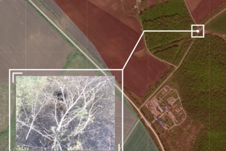 Hit snimak sa fronta: Rusi prolaze kroz cevi da bi izbegli ukrajinske udare (VIDEO)