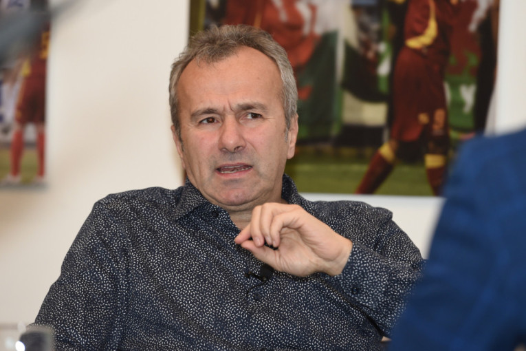 Dejov sin ima novi posao: Seo na klupu "davljenika" (FOTO)