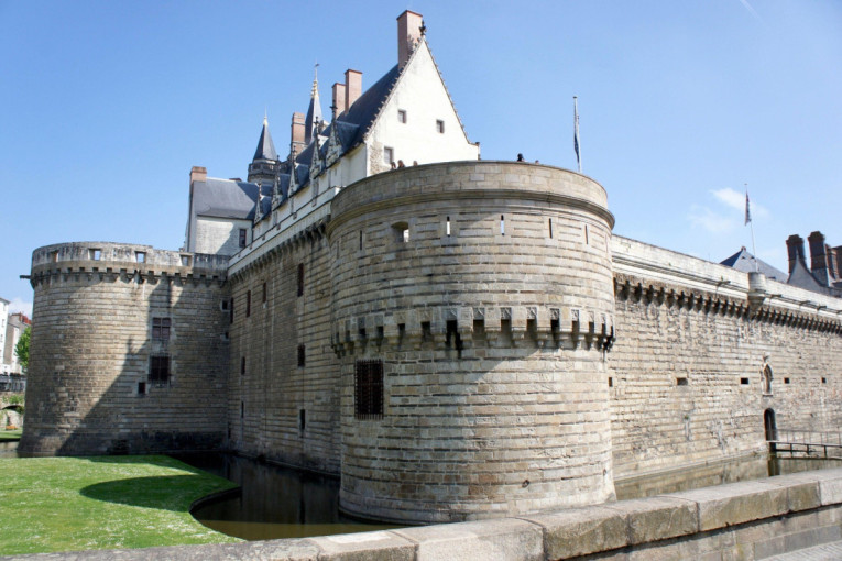 Francuski grad koji ruši sve klišee: Na obali Loare čeka vas spoj istorije i futurističkih atrakcija