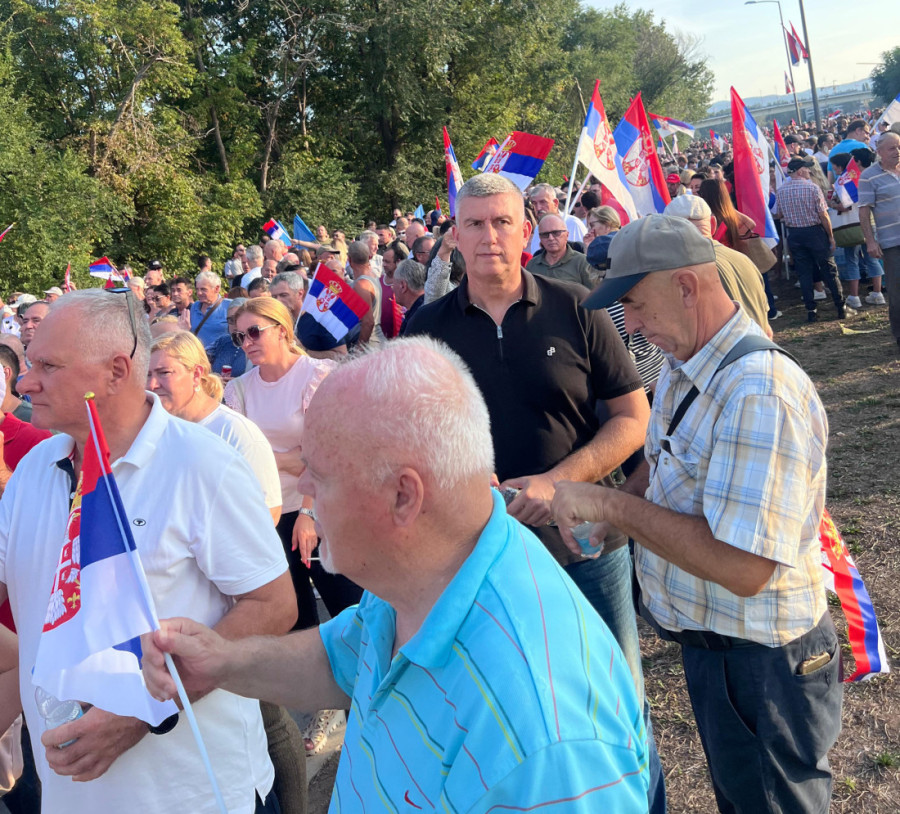 Veličanstveni prizori iz cele Srbije: Nepregledne kolone ljudi širom zemlje se borile za Srbiju (FOTO/VIDEO)