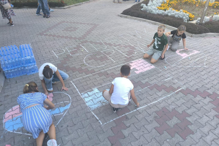 Prelepe slike u Staroj Pazovi! Mališani poslali poruke mira i ljubavi (VIDEO)