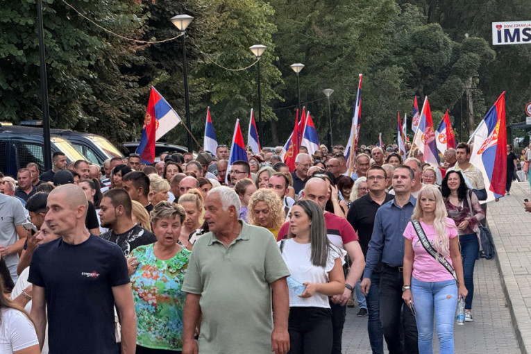 "Da moja unuka nastavi studije!" Poruka iz Bele Palanke sa skupa protiv blokada (VIDEO)