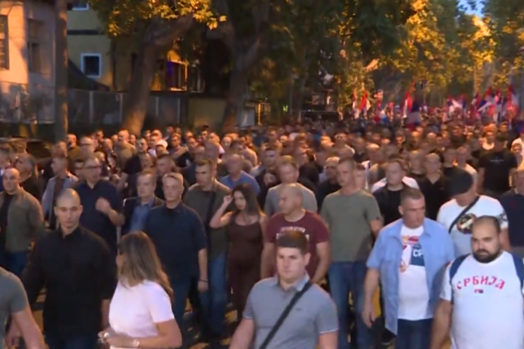 Veličanstveno! Snimak dronom na skupu protiv blokada na Voždovcu gde je bio i Vučić (VIDEO)