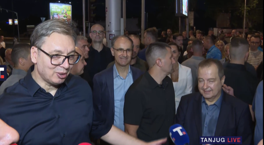 Predsednik Vučić: Zar niste ponosni na ove ljude, ovolika kolona bez ijednog incidenta!