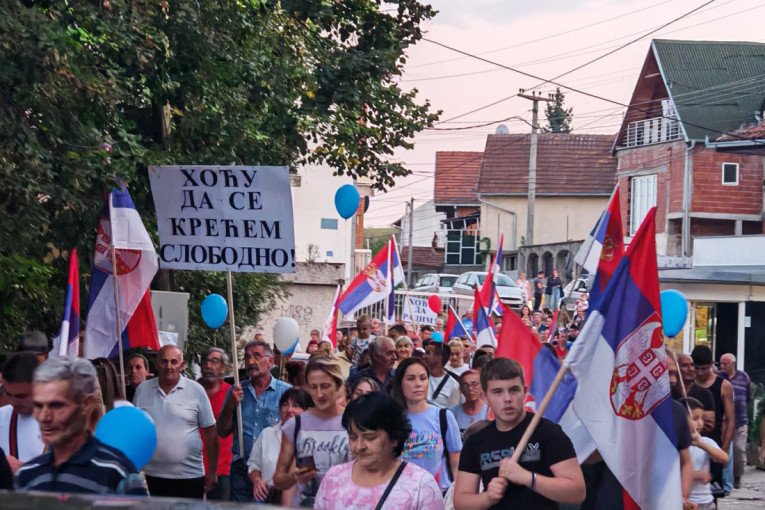 Bolesno! Blokaderi u Kosjeriću gađali ženu kamenom u glavu! (VIDEO)