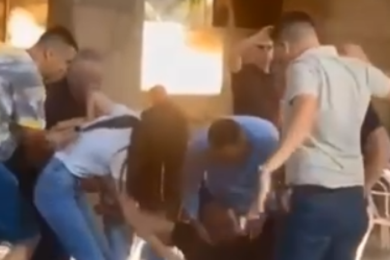 Ovo je očaj blokadera terorista: Pogodili čoveka flašom u glavu, nasrtali na policiju i novinarku... (VIDEO)