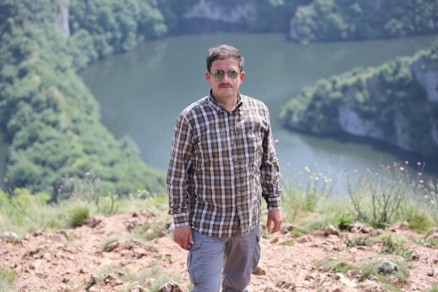 Ovaj deo Srbije je prava turistička atrakcija! Sabahudin je rendžer koji ih dočekuje i upoznaje sa lepotama Pešterske visoravni (FOTO)