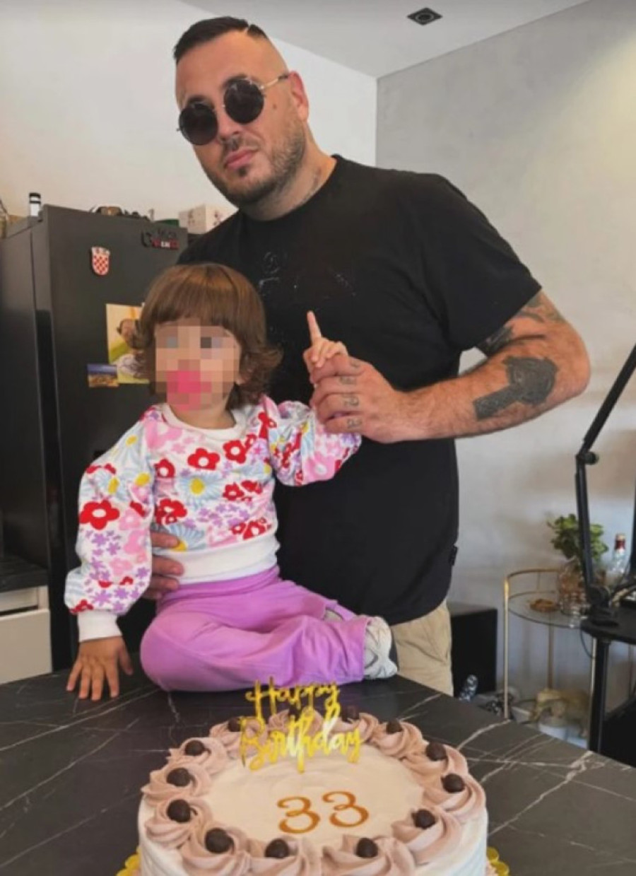 Car sa ćerkom pozira nikad srećniji: U Crikvenici vlada prava porodična idila! (FOTO)