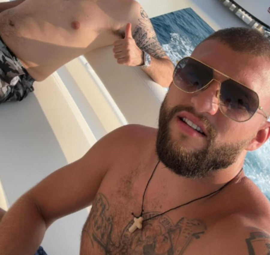 Cecin sin se skinuo! Veljko uživa na jahti s krstom oko vrata, svi kažu da je šmeker i po (FOTO)