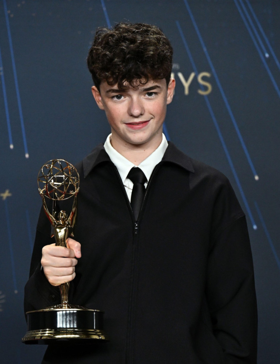 Oven Kuper ušao u istoriju: Zvezda "Adolescencije" najmlađi dobitnik Emi nagrade (FOTO/VIDEO)