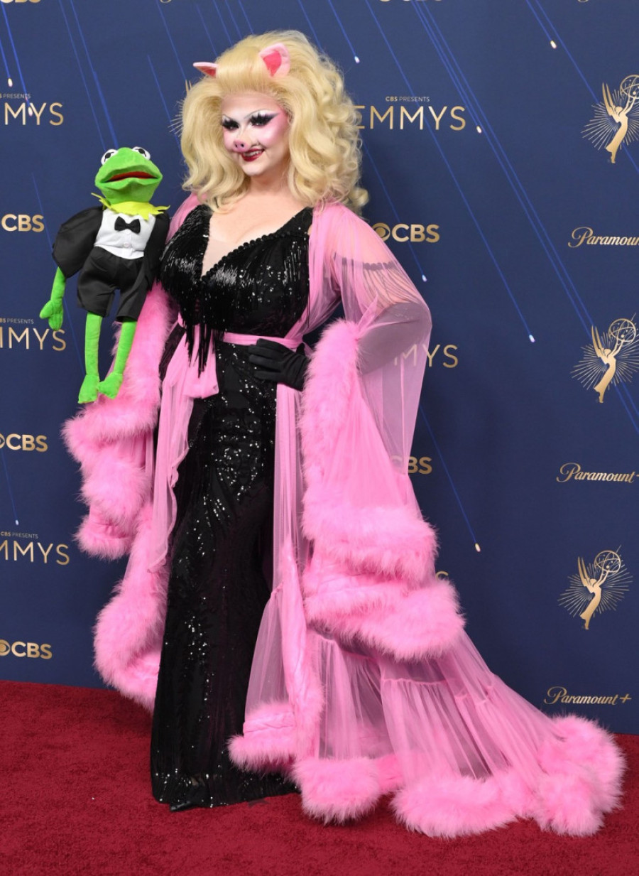 Spektakl bez presedana: Na crvenom tepihu Emija pojavili se Labubu, Majkl Džekson i Mis Pigi! (FOTO)