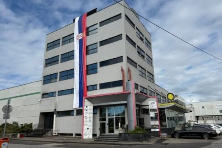 Srpska trobojka na zgradi u Lincu: Praznik jedinstva i ponosa