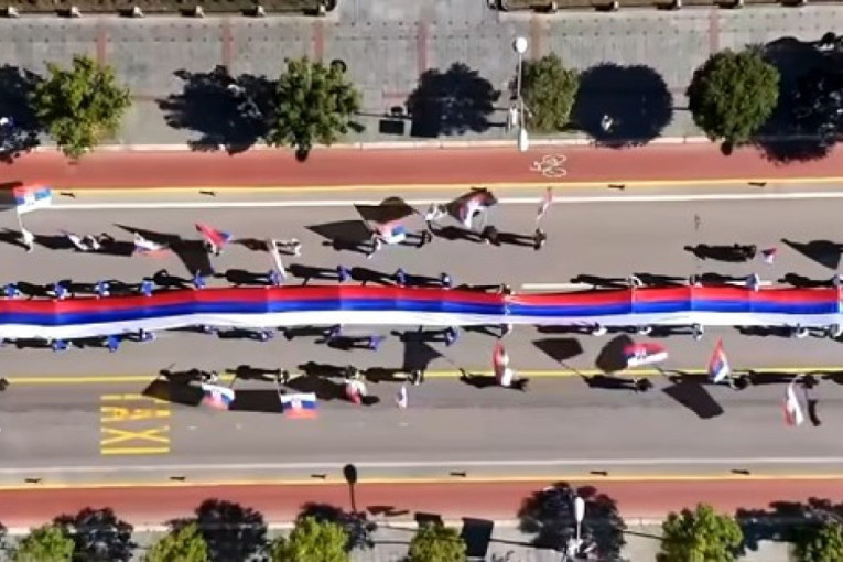 Svečano u Banjaluci: Ispred Palate Republike razvijena trobojka duga 120 metara