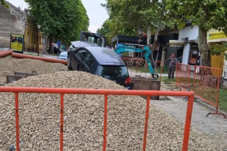 Jeziv snimak iz Smedereva! Teretni voz se zakucao u kombi! (VIDEO)