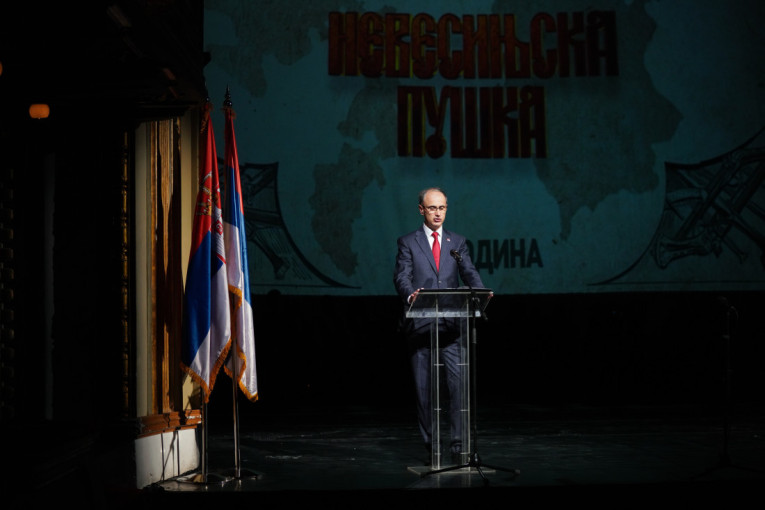 Bože pravde se orilo Narodnim pozorištem: Premijer poručio - Naša je ljudska obaveza da slobodu sačuvamo (VIDEO/FOTO)