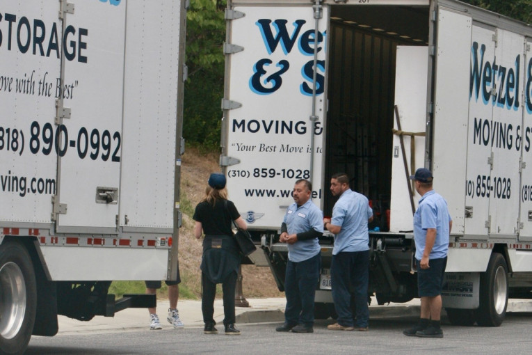 Deniz Ričards beži iz paklenog doma: Sa nekoliko kamiona iznela stvari i spasila 15 pasa od bivšeg muža!