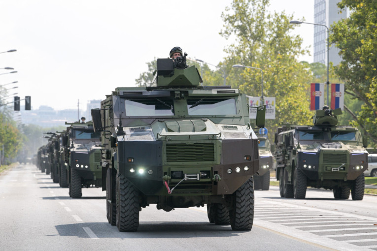 Naša zastava je najlepša! Vučić uručio ordenje, među odlikovanima porodica sa 11 dece, vatrogasac heroj i novinarka RTS! (FOTO/VIDEO)