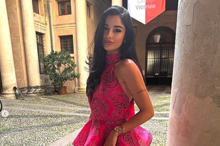 Darkova bivša verenica se skinula u zebrasti bikini! Marina letuje na Mikonosu i uživa u luksuzu (FOTO)