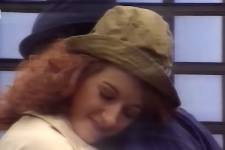 Da li je ovo poznati pevač u spotu Viki Miljković? Zavodljiv ples, pa strasni zagrljaji sa pevačicom (VIDEO/ANKETA)