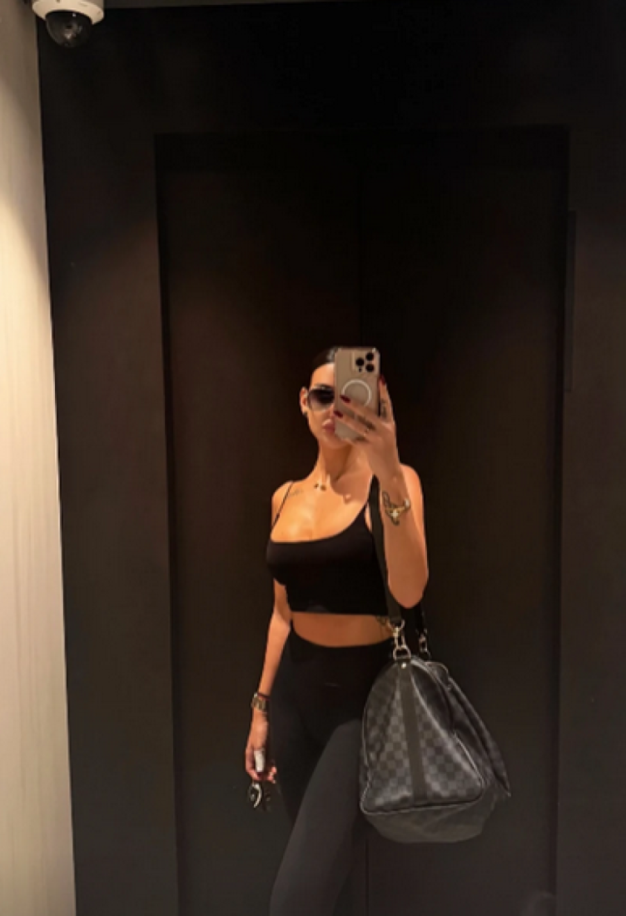 Uzak topić i grudi u prvom planu: Pevačica izgubila 14 kilograma pa se utegla u opremu za trening (FOTO)