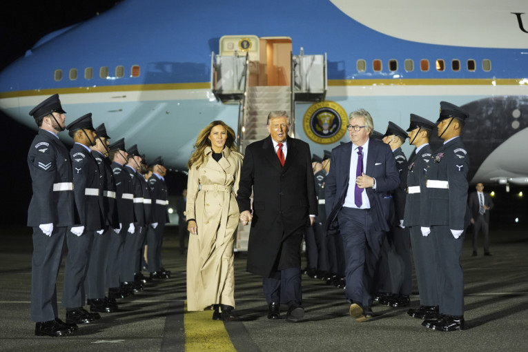 Tramp u pratnji Melanije stigao u Veliku Britaniju