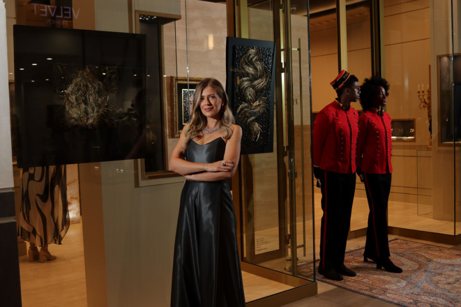 Ona iskopava kamenje na planinama, a onda im u večernjoj haljini daje sjaj dijamanata: Izložba mozaika Anđelke Radojević (FOTO/VIDEO)