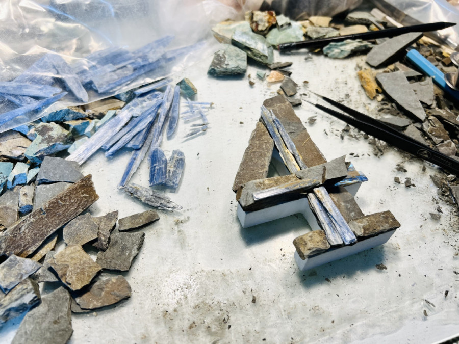 Ona iskopava kamenje na planinama, a onda im u večernjoj haljini daje sjaj dijamanata: Izložba mozaika Anđelke Radojević (FOTO/VIDEO)