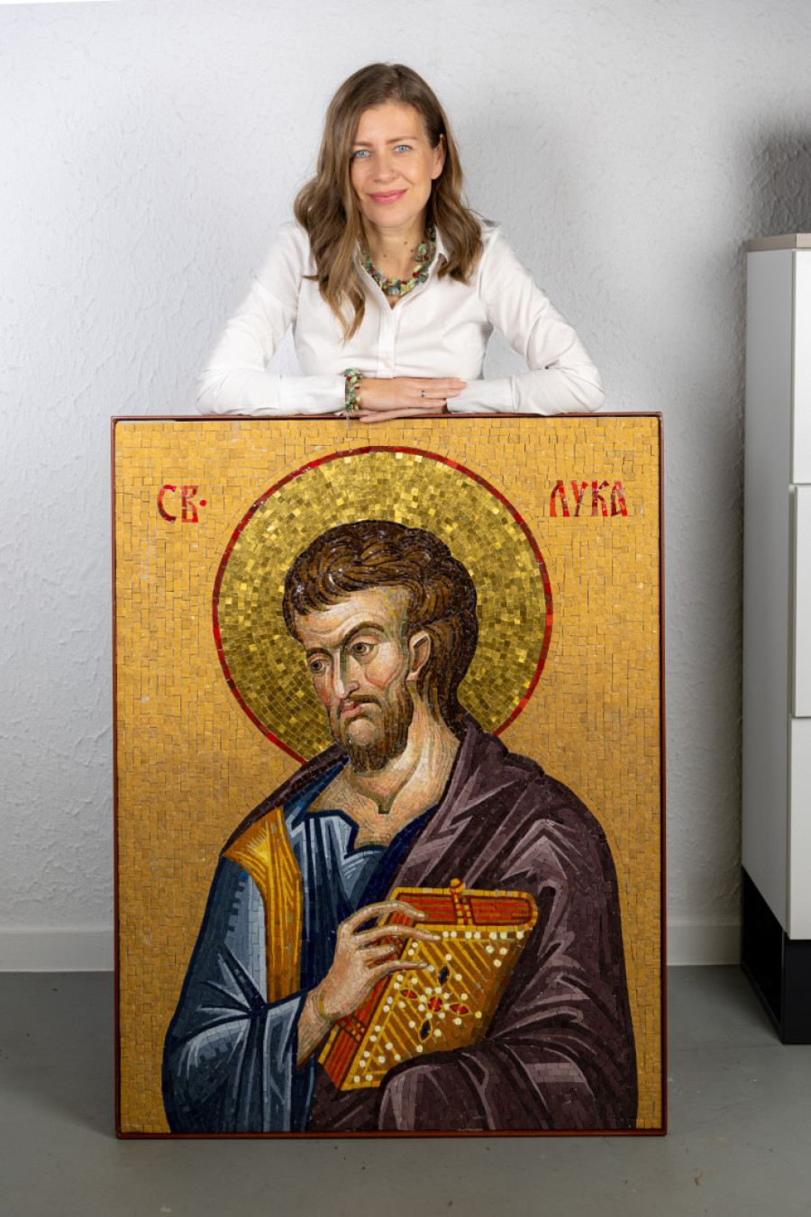 Ona iskopava kamenje na planinama, a onda im u večernjoj haljini daje sjaj dijamanata: Izložba mozaika Anđelke Radojević (FOTO/VIDEO)