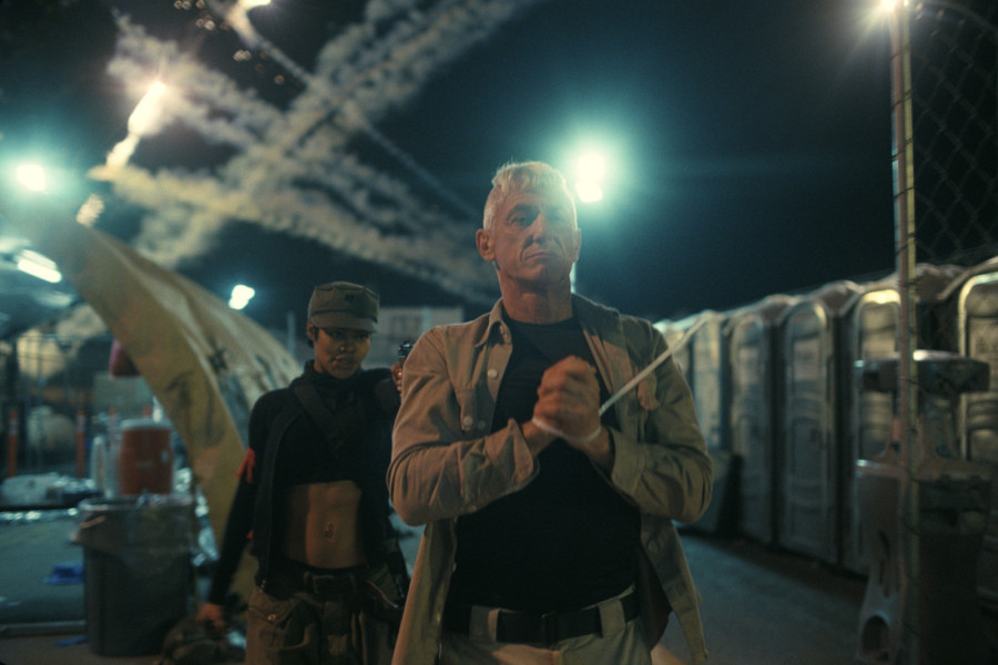 Izašao sam ispod tuša i sedeo na podu potpuno go: Šon Pen otkrio šta ga je šokiralo u filmu "Jedna bitka za drugom" (FOTO/VIDEO)