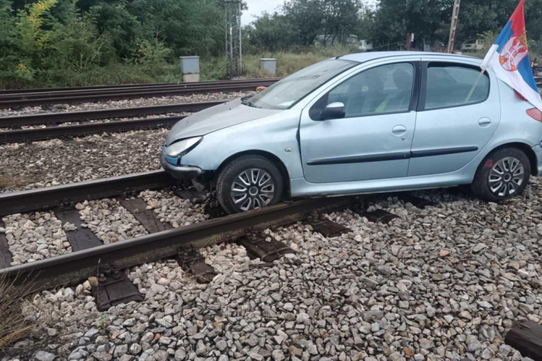 Poginuli otac i sin! Automobil smrskan kao limenka (VIDEO)