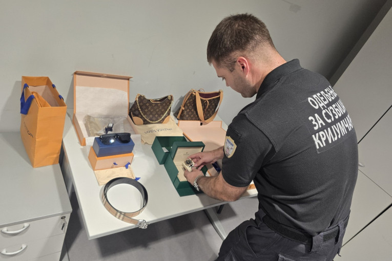 Kakva ilegalna kolekcija: Domišljati carinici presreli krijumčara (FOTO)