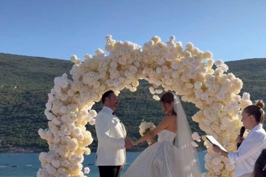 Naša voditeljka se udala za britanskog bogataša: Raskošno venčanje upriličeno na crnogorskom primorju (FOTO)