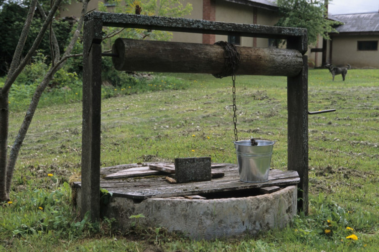 Hitna spasilačka akcija u Starom Selu: Satima su bili zarobljeni u bunaru (FOTO)