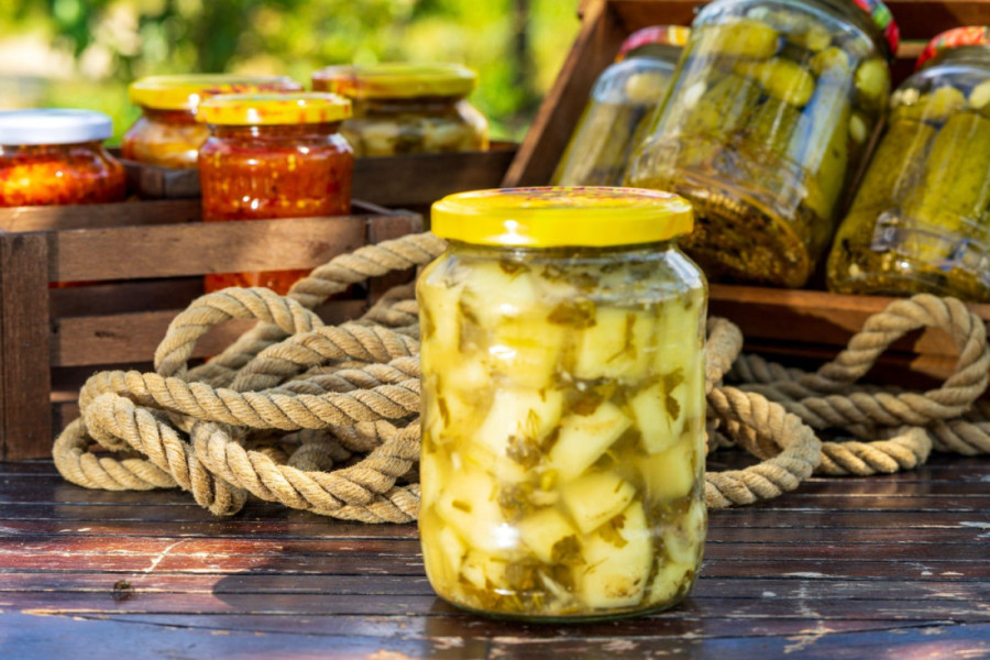 Tri recepta za zimnicu kakvu nikad niste probali: Pikantno, resko i potpuno neočekivano