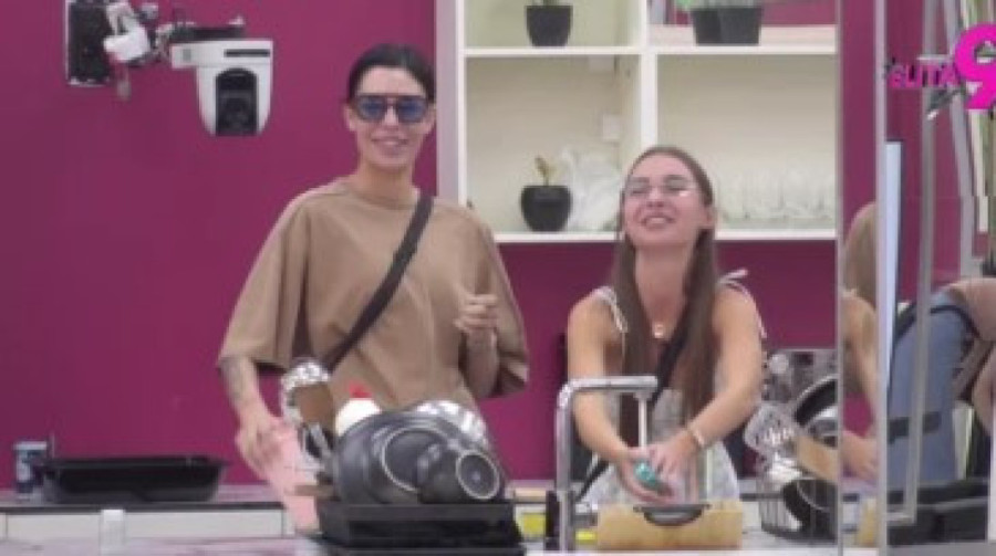 "Voli svingeraj, psihički je poremećena!" Pljušte žestoke optužbe na račun Sare Stojanović