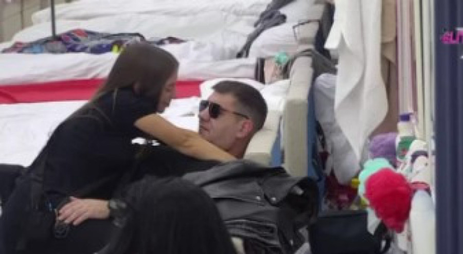 Roni suze i moli 20 godina starijeg Marinkovića za oproštaj! Ivan šutno Saru, oglasila se i njena majka