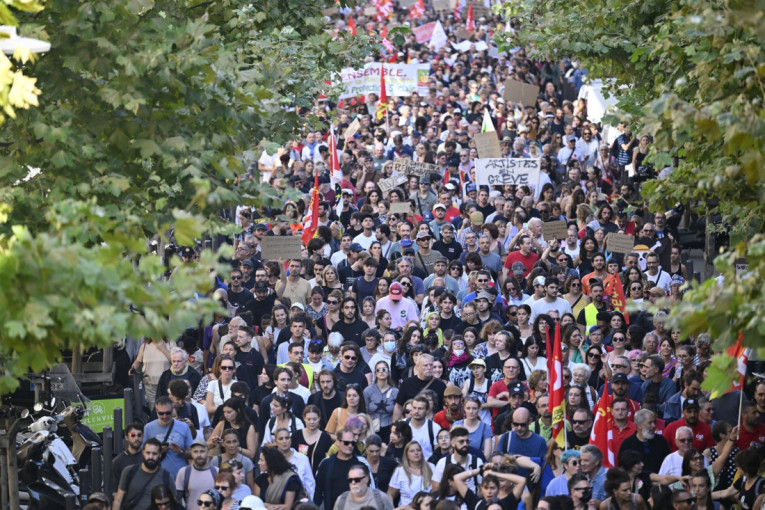 Ulice Francuske odjekuju! Policija počela da hapsi demonstrante, na protestima se očekuje 900.000 ljudi (VIDEO/FOTO)