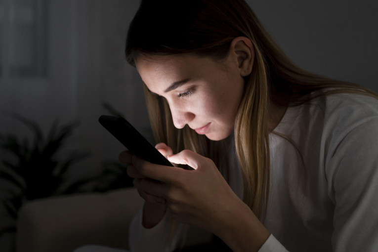 Digitalna opsesija koja ne prestaje: Tri znaka Zodijaka su toliko zavisna od telefona da ni u toalet ne idu bez njega