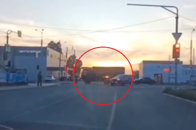 Dešava se ono čega su se Ukrajinci plašili: Snimljen ruski kamion sa sumnjivim oznakama (VIDEO)