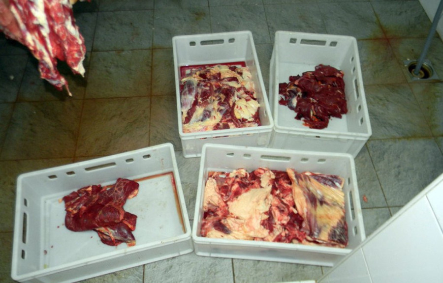 U nelegalnoj klanici prodao više od 30 tona neispravnog mesa! Uhapšen muškarac kod Odžaka! (FOTO)