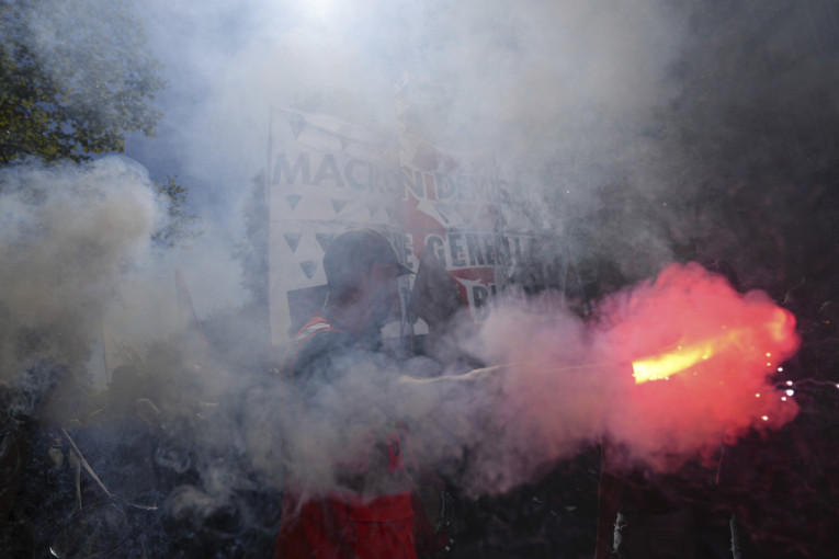 Haos u Francuskoj: Policajci pucali u muškarca koji ih je napao mačetom, uhapšeno više od 300 demonstranata (FOTO/VIDEO)