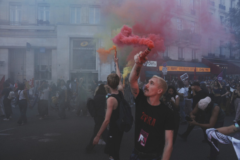 Haos u Francuskoj: Policajci pucali u muškarca koji ih je napao mačetom, uhapšeno više od 300 demonstranata (FOTO/VIDEO)