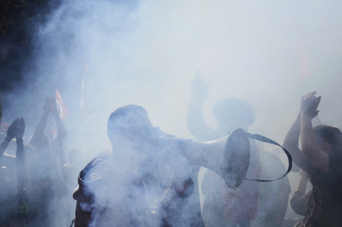 Haos u Francuskoj: Policajci pucali u muškarca koji ih je napao mačetom, uhapšeno više od 300 demonstranata (FOTO/VIDEO)