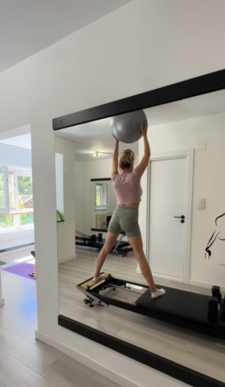 Kratak top i mini šorts! Luna Đogani se preznojava u teretani, njene obline u prvom planu (FOTO)