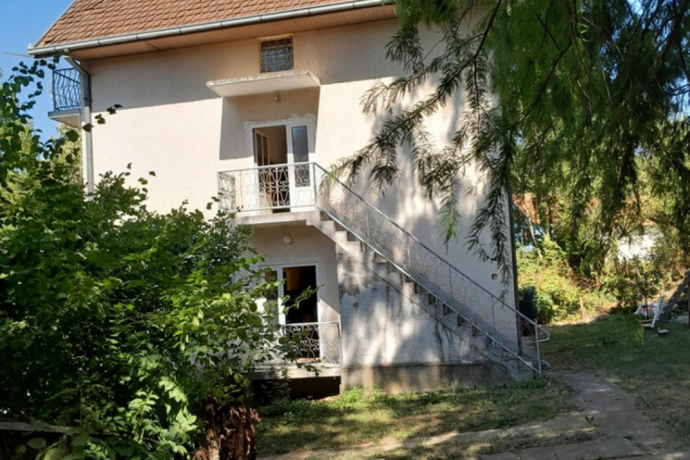 Prodaje se kuća sa 10 soba za samo 75.000 evra! Nalazi se u poznatoj banji, a cenu ulaze garaža, bunar, nameštaj...