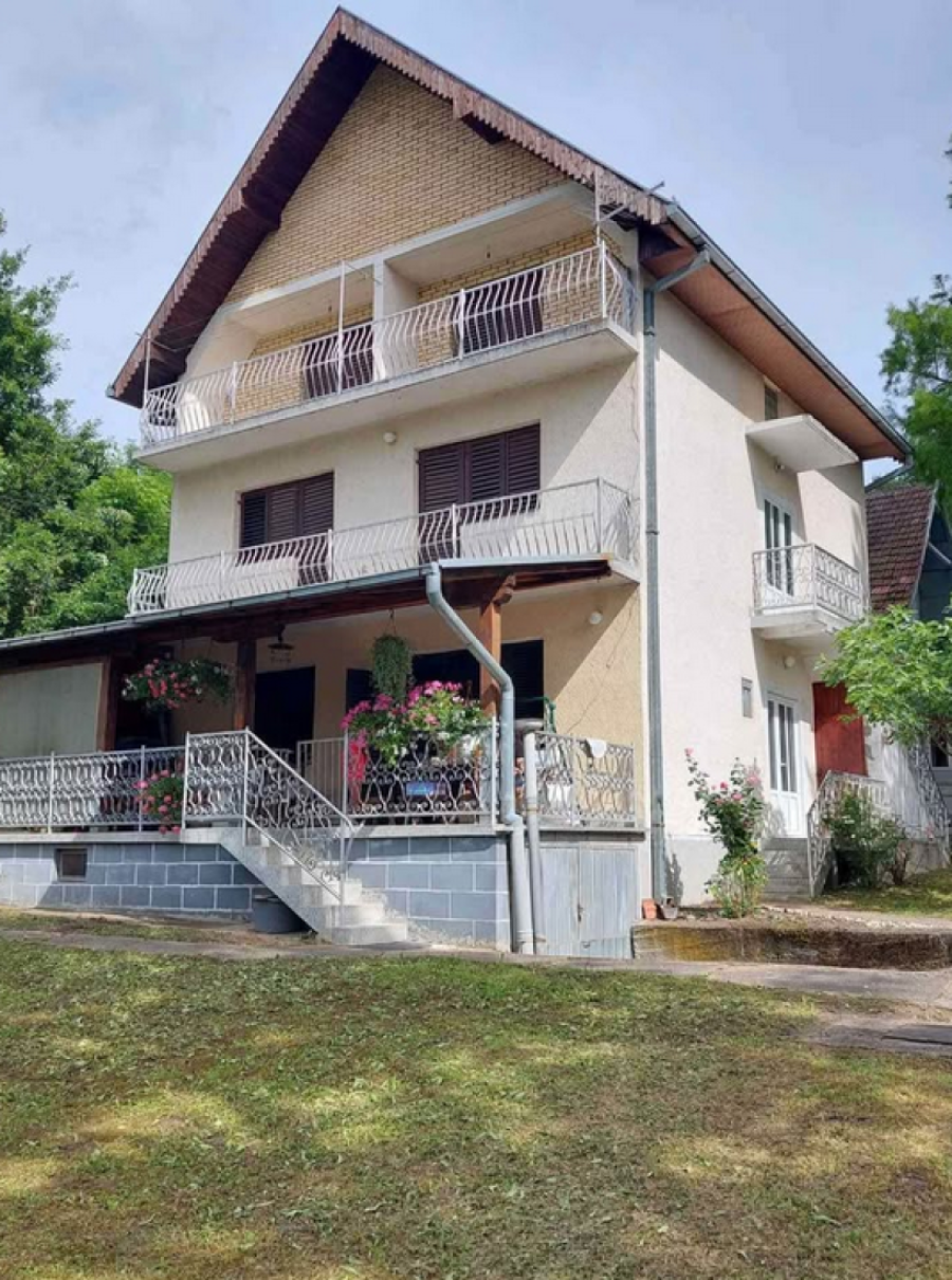 Prodaje se kuća sa 10 soba za samo 75.000 evra! Nalazi se u poznatoj banji, a cenu ulaze garaža, bunar, nameštaj...