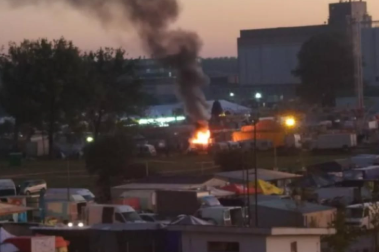 Požar u srcu Novog Sada! Vatra buknula u pasažu - žestoka borba! (VIDEO)